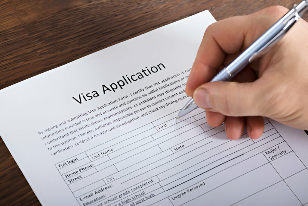 According to the new law proposal, what are the conditions to apply for a Golden Visa?
